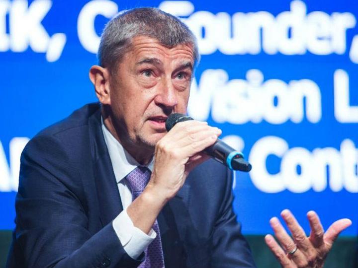 Welcoming incoming European Commission President Ursula von der Leyen’s pledge to cut regulation as “nice to hear”, Babis was quick to express his views about the “need to change Europe”, exasperatedly mentioning the €10 billion spent each year on sustaining the operations of the European institutions.