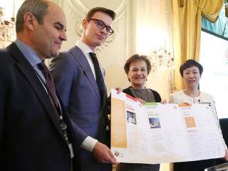 Student Lars Suanet (centre, left) presents Anneli Jäätteenmäki, Vice-President of the European Parliament, with the “Manifesto for the Digital Europe of Tomorrow” compiled by students from Huawei’s international training programme, Seeds for the Future. They are flanked by, right, Huawei Senior Vice-President Chen Lifang and, left, Tony Graziano, Vice-President of Huawei’s European Public Affairs and Communications Office in Brussels.