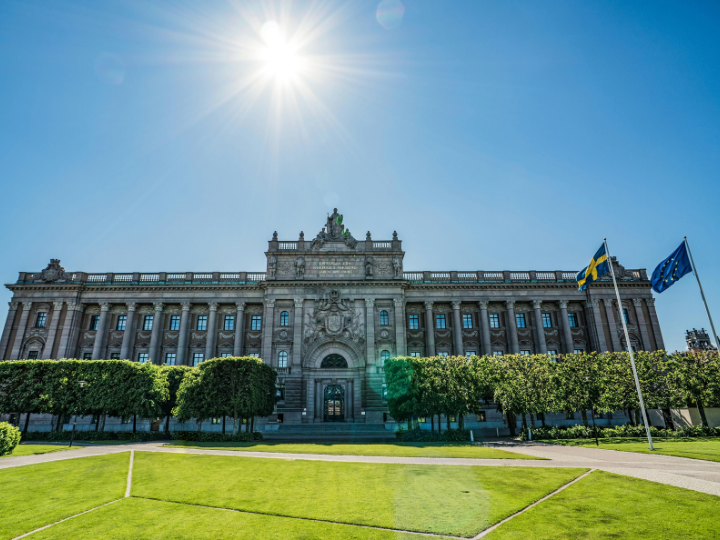 Faced with growing regional differences in electricity prices and a price spike in the south of the country, the Swedish government is considering new measures to help households and businesses cope with the rising pressure.